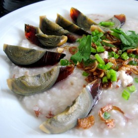 F01 Porridge with Preserved Egg & Lean Pork 皮蛋肉碎粥
